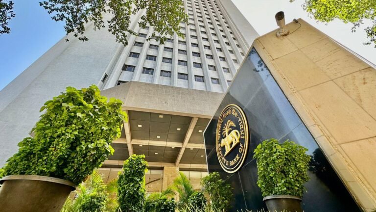 RBI का बड़ा एक्शन! बैंकिंग सिस्टम से ₹1 लाख करोड़ की नकदी होगी बाहर